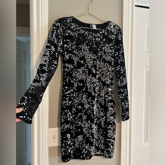 H&M Divided Black Velvet Sequin Long Sleeve Bodycon Mini Dress, Size 6 - Picture 4 of 7